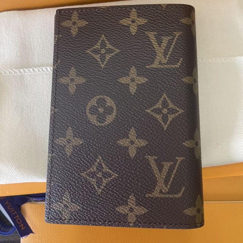 Louis Vuitton Passport Cover - Picture 3 of 11